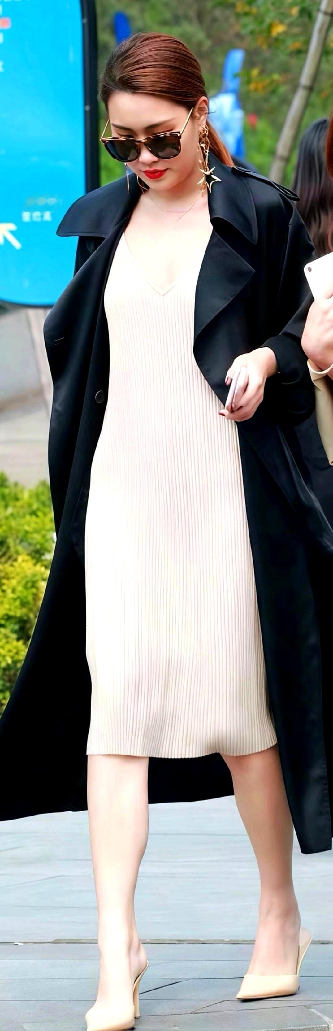 杏色针织吊带裙像一杯温牛奶，软得能掐出水。黑开衫一披，立马把“睡衣感”拉回