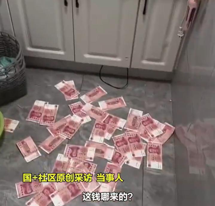 【心在滴血！#丈夫卫生间藏私房钱被妻子吐槽傻#】近日，山东临沂。一男子在自家卫生