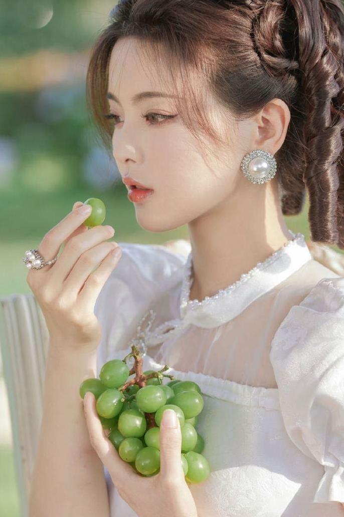 杨超越身穿白色短裙，宛若民国大小姐