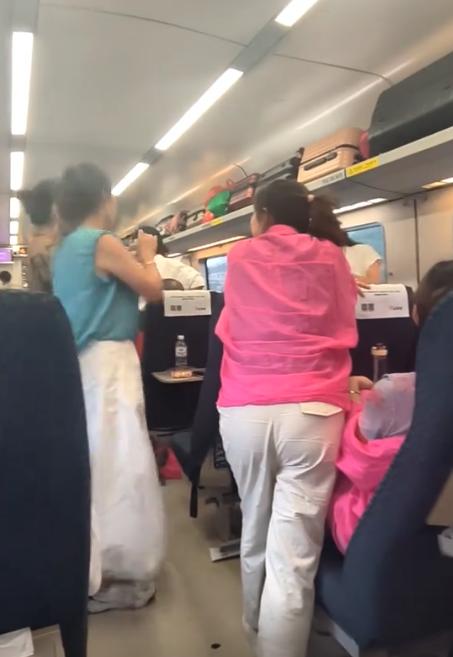 都是给惯得！一高铁车厢里，几位大妈放着音乐跳着舞，朝着其他旅客不堪其扰，中间列车