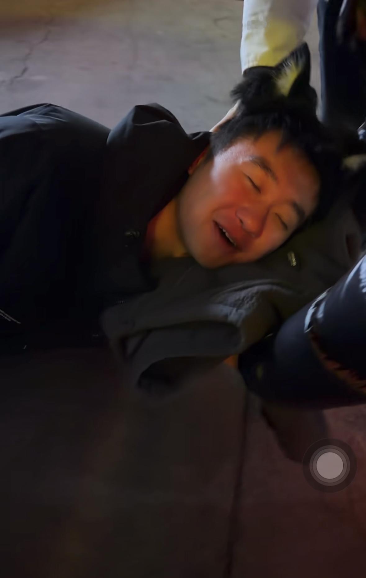 赵子豪更新：哈哈哈😂化身一只流浪的小黑猫赵子豪更新视频，老实的周恺说发现一