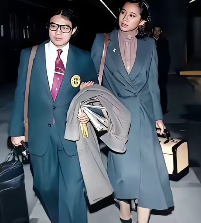 这是1979年新婚不久的朱玲玲和霍震霆，在红磡火车站留下的一张老照片彼时朱玲