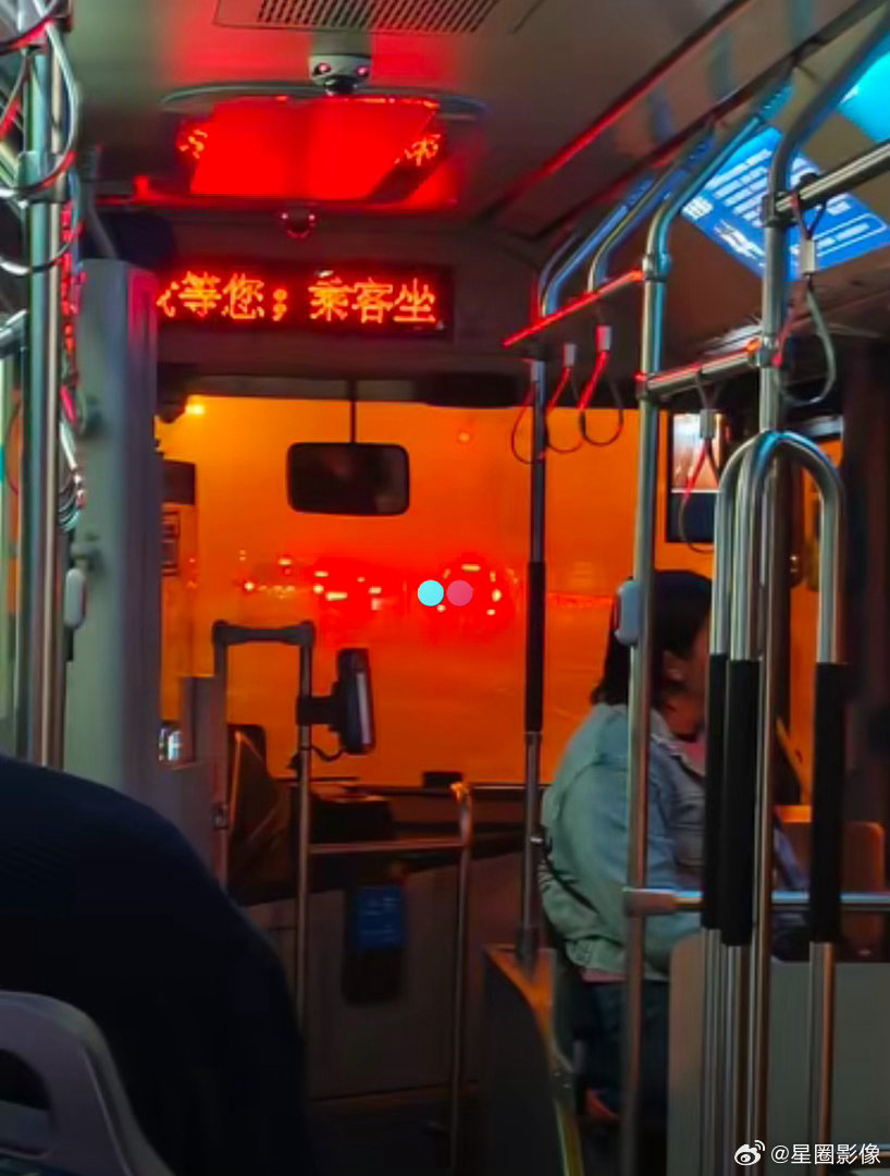 肖战解锁无限流题材昨天的青岛要素过多一位学生在课堂拍的一段。看看外面的天气。还配