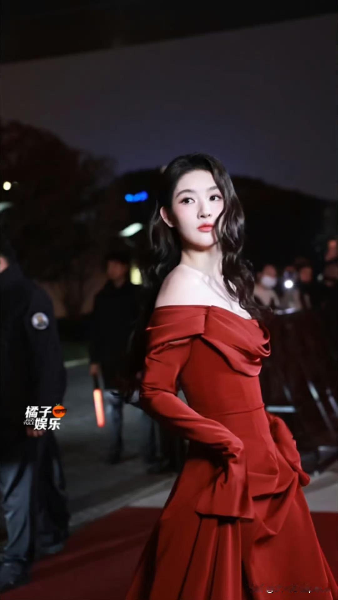 王玉雯这次红毯造型真的不错哦！小红裙配大波浪从车里一出来，整个就是港风女神复活现