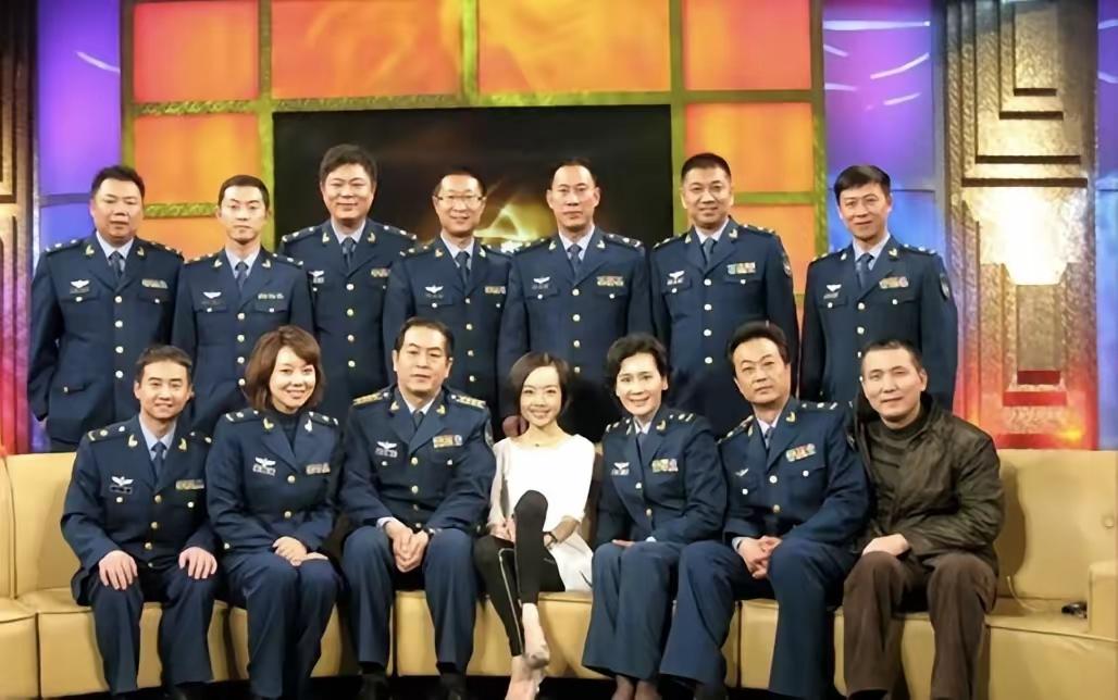 一众穿着空军制服的明星同框：我一眼就认出了英姿飒爽的闫妮与肖雄，朗目疏眉的沙