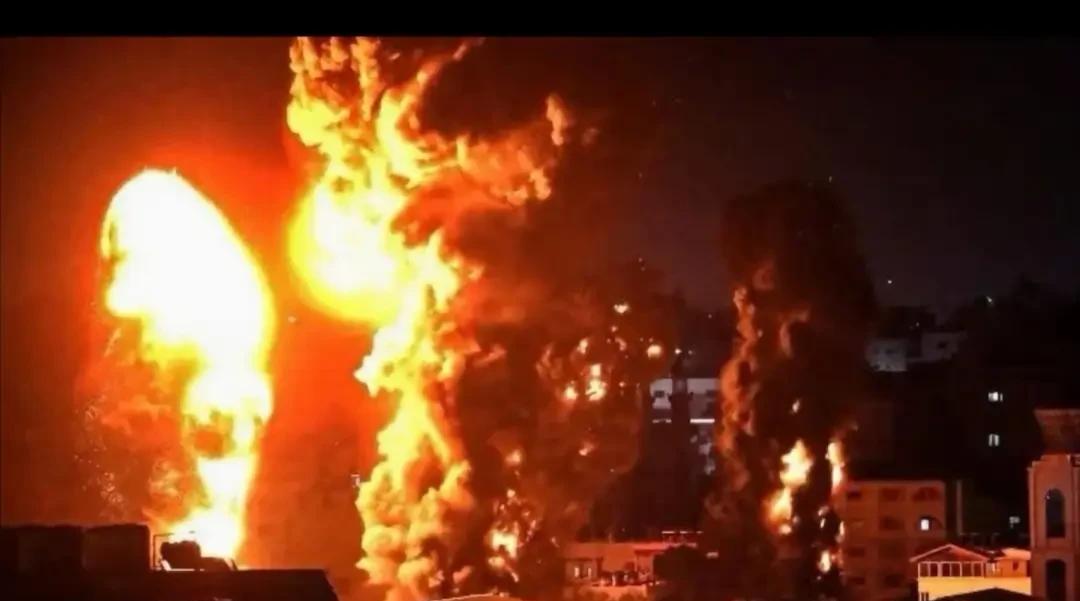 向油轮开火！伊朗一声令下，特朗普又输了4月18日，全球能源大动脉霍尔木兹海峡