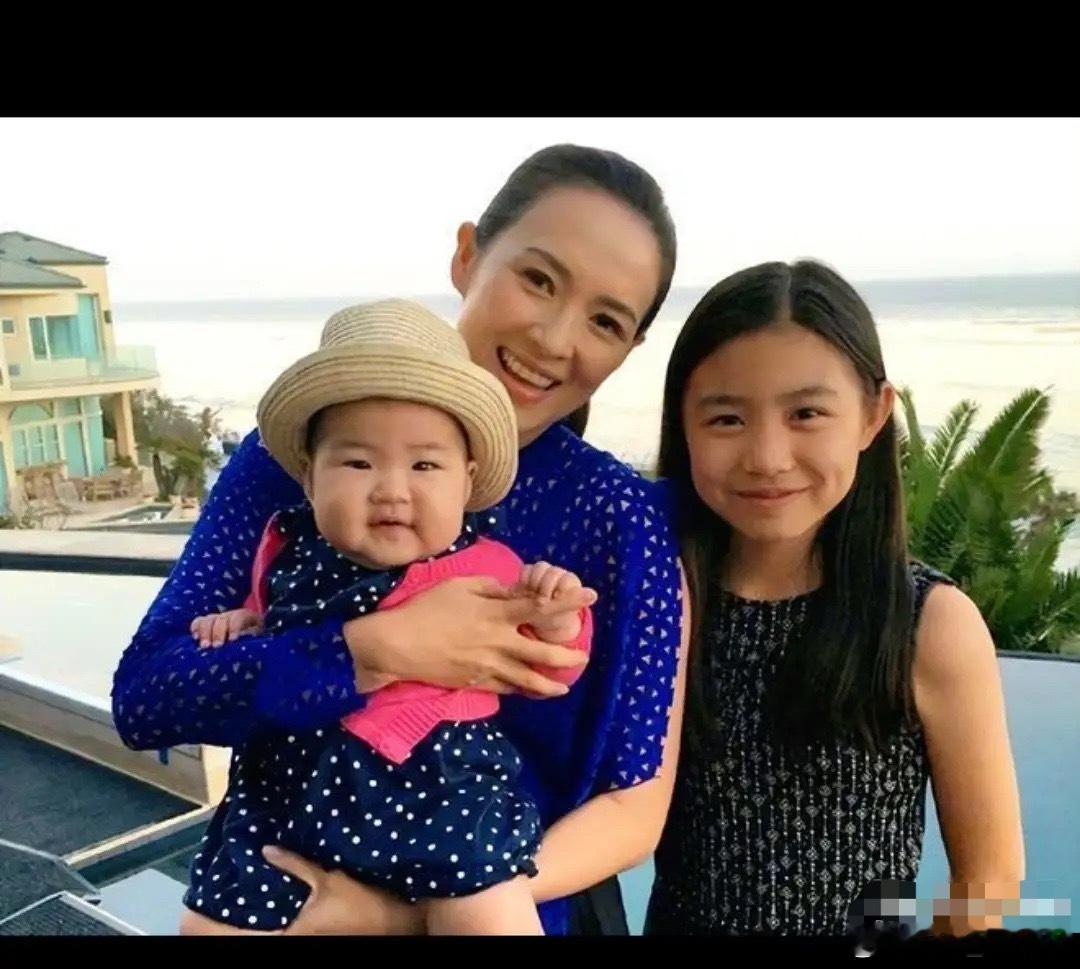 章子怡的儿子长的真像汪峰，章子怡的美貌他是一点没遗传！皮裤真是耽误了章子怡的好基