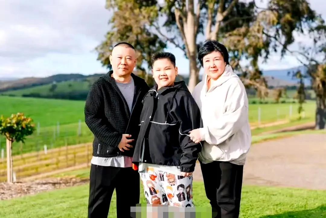 基因强大,郭德纲老师一家三口共用一张脸。众所周知,郭德纲有过两段婚姻,首任是