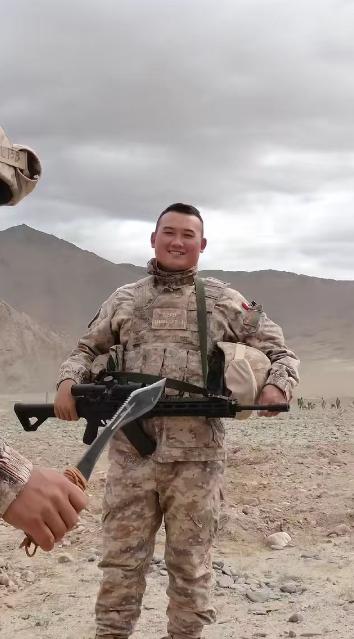 印度最精锐廓尔喀士兵的廓尔喀弯刀。实事求是说，廓尔喀弯刀也没有什么战斗力！ 