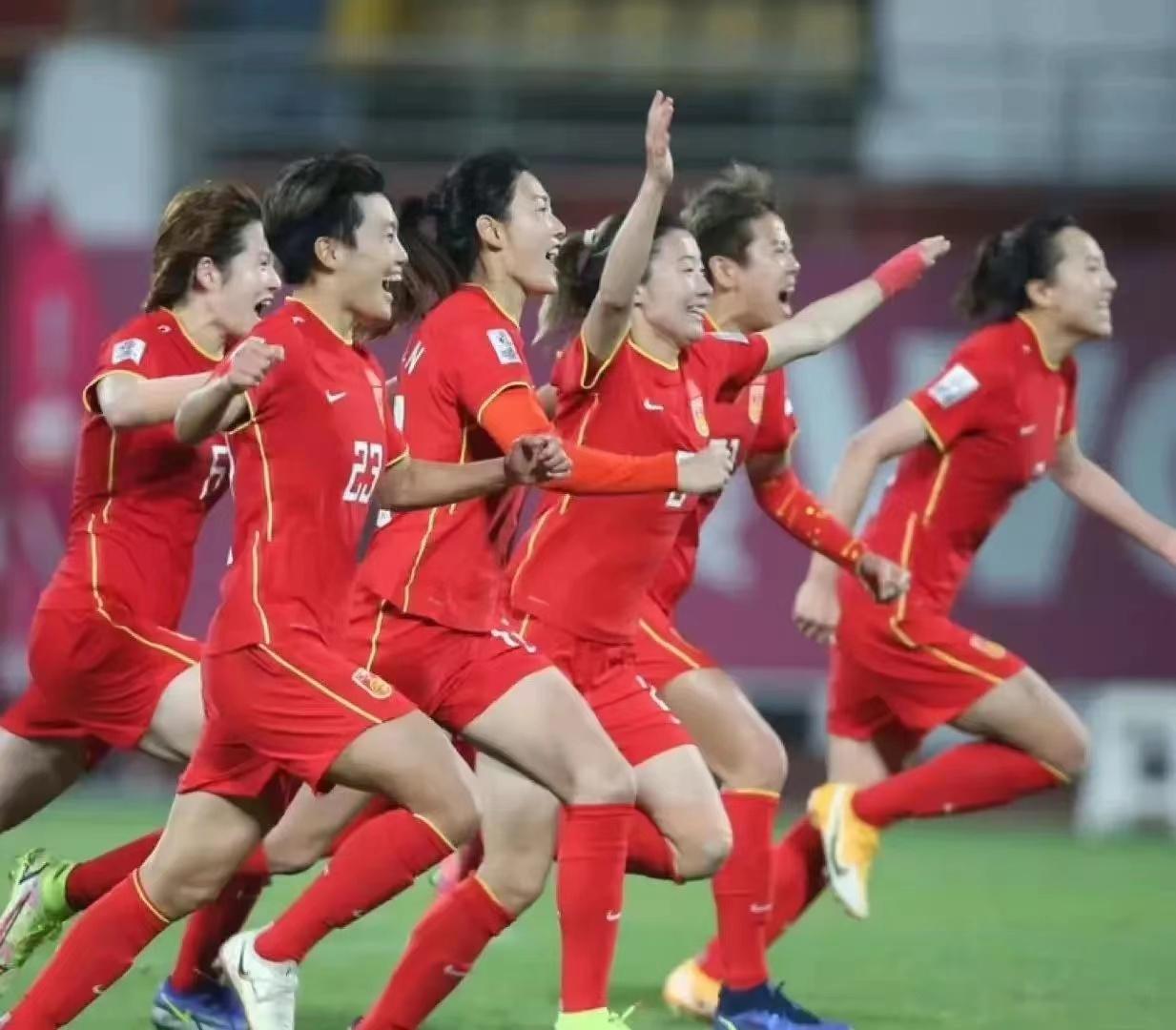 中国女足直通四强！中国女足2比1战胜强大的朝鲜，小组第一强势晋级。四分之一决赛