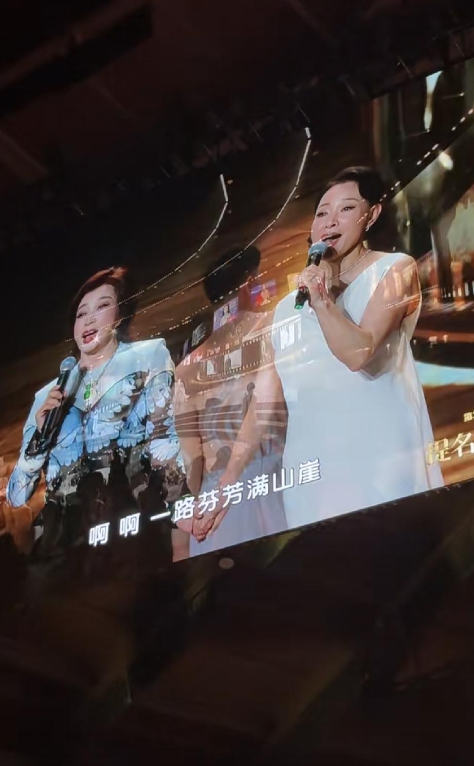 8月9日，刘晓庆与陈冲在第38届百花奖上同台表演，二人状态实在太好了，根本不像是