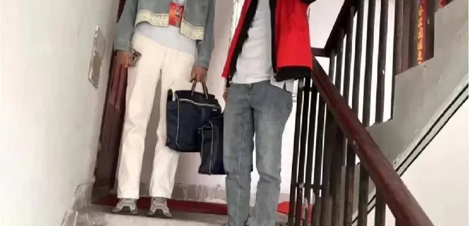 杭州的骗子现在都找上门了近日在杭州一个老小区内发生了这样一幕有人