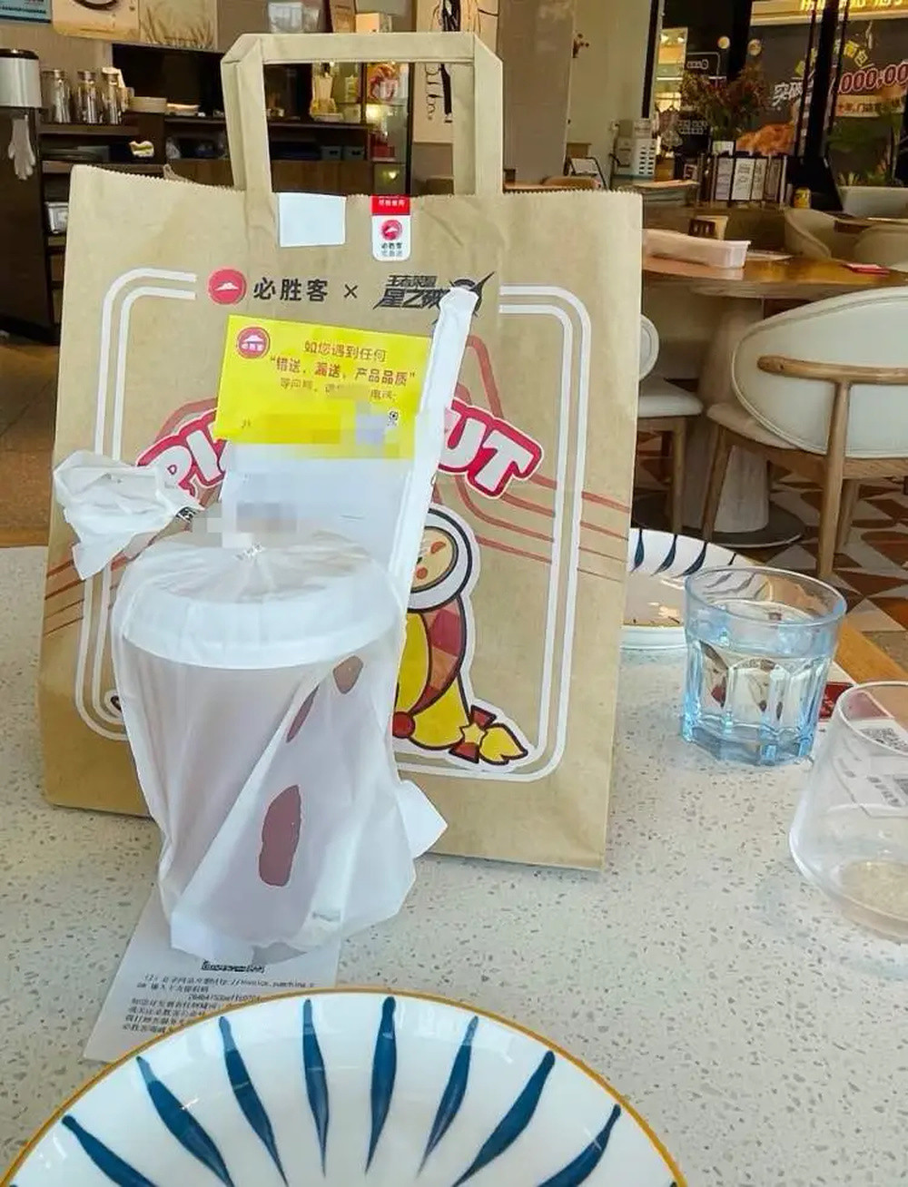 手机点外卖再堂食, 价钱便宜一半? 快递小哥笑了, 商家却哭了