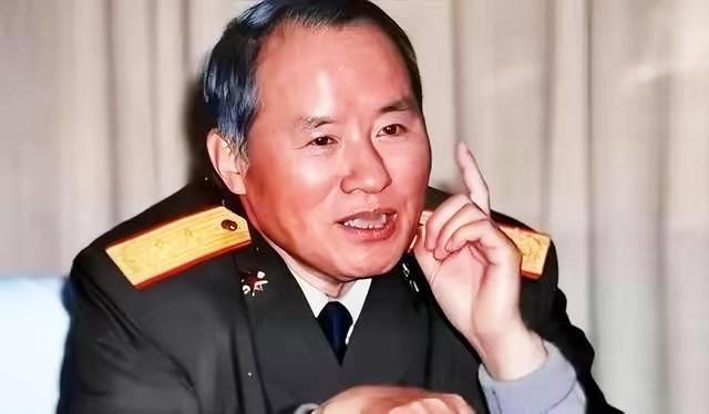 1990年，总政治部召开全军干部会议，杨白冰主任正在讲话，突然下面递上来一张纸条