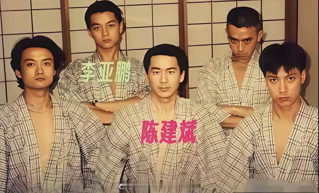 李亚鹏跟陈建斌是一届的啊李亚鹏年轻得时候还是挺帅的又高又瘦的这陈建斌年轻的时候眼