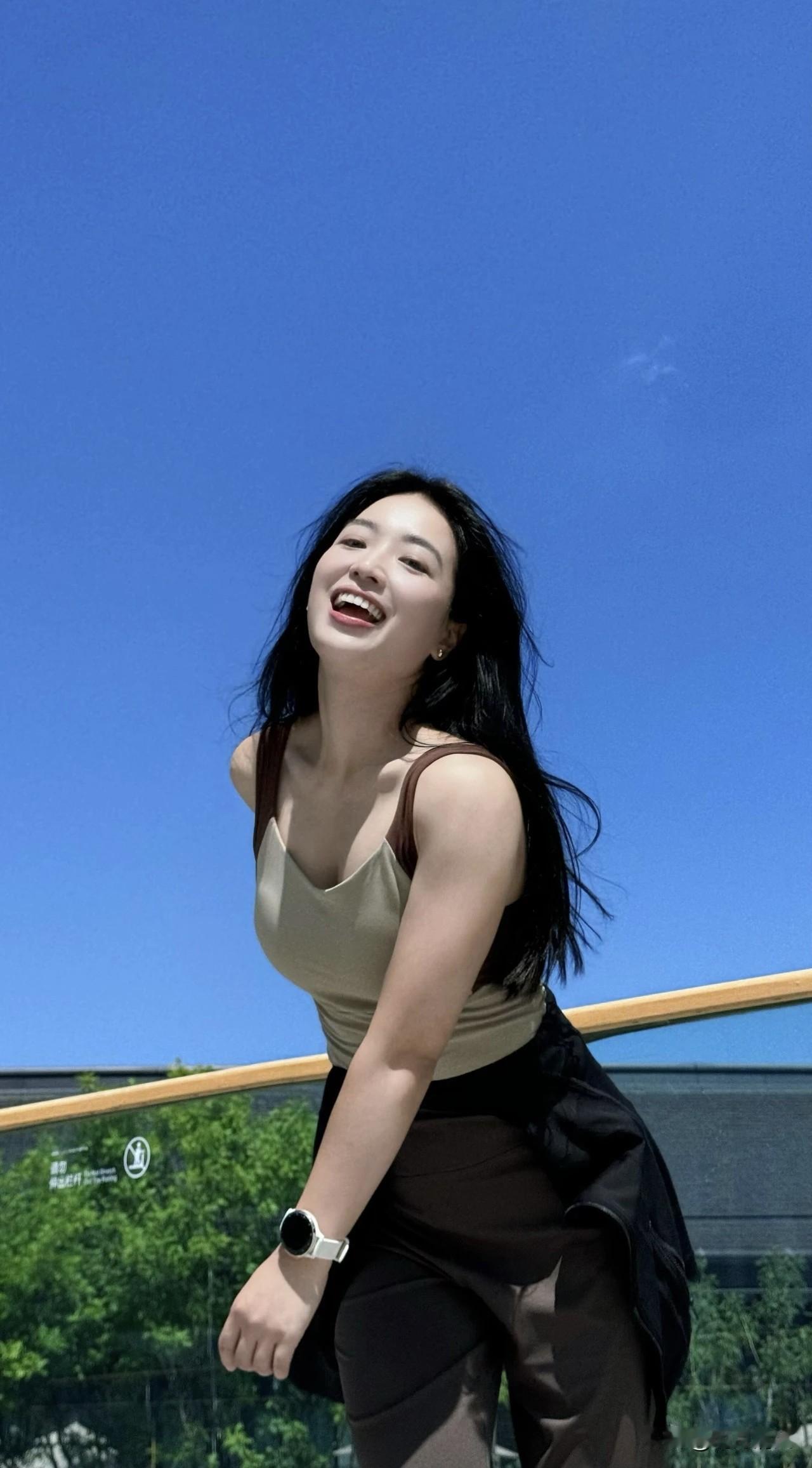 天气暖了，户外光线正好，最近琢磨了几个拍照姿势，发现有个动作特别出片——侧身站着