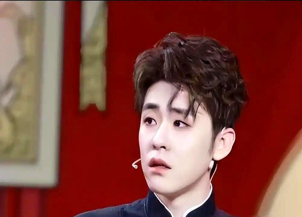 相声圈最体面的回避，是把名字咽回肚子里。岳云鹏在节目里拦住主持人，纠正道：