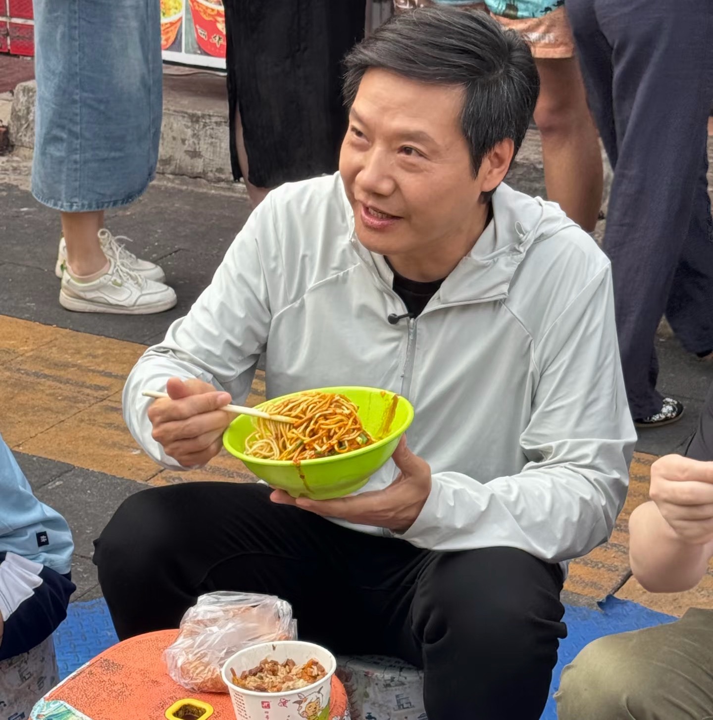 马云栽秧，雷军吃面，为什么网评天差地别？