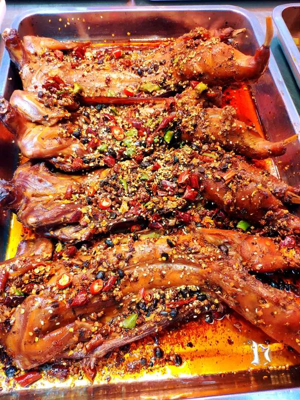 卤菜店用“四姐”二字被索赔50万，这事儿真让人唏嘘。刘四姐50岁，在成都经营“四