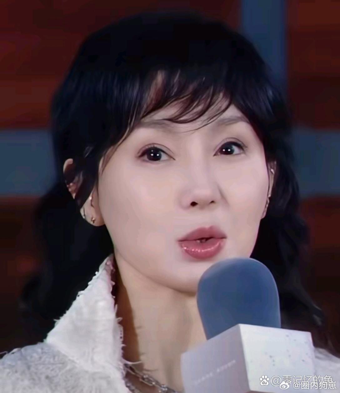 61岁的张曼玉，身上依旧洋溢着灵动满满的少女气息。