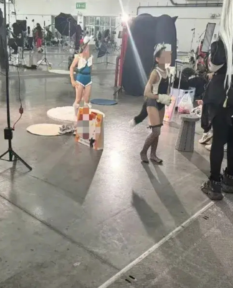 广东中山漫展，女童穿着暴露参加付费直播，家长竟然还在现场默许，是多想赚这个钱啊，