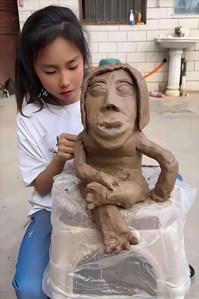 亲生的，不能打！娃用泥捏的“妈妈”，把亲妈看愣了。不能说一模一样，简直是惟妙