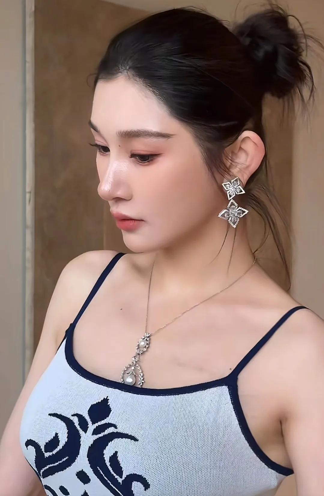 继杨子后，李隽子也辟谣恋情瓜了。看两人的评论区，好热闹啊。杨子说，两人身高差