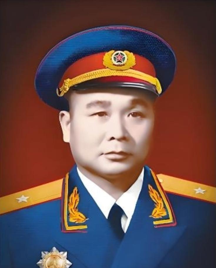 1946年，解放军为投诚的2000土匪设宴接风。席间，匪首脱下大衣，顺手挂到墙上