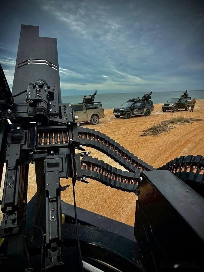 俄媒展示了一张图片，俄军黑海舰队机动防空车队，它们沿克里米亚海岸巡逻，随时准备拦