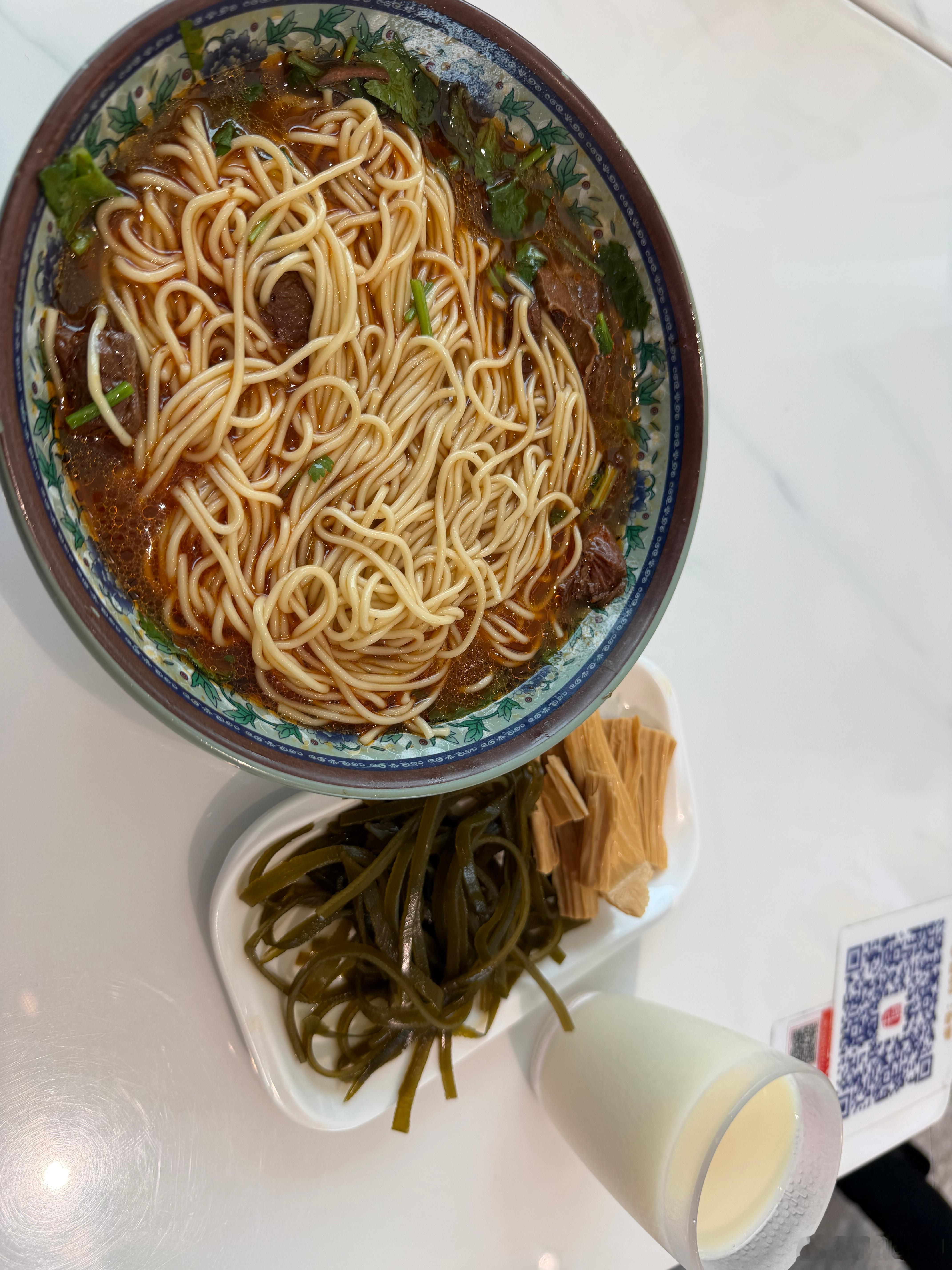 机场的新农牛肉面套餐。面不错，牛肉不错，价格也不错，58元。北京车展马上来了，每