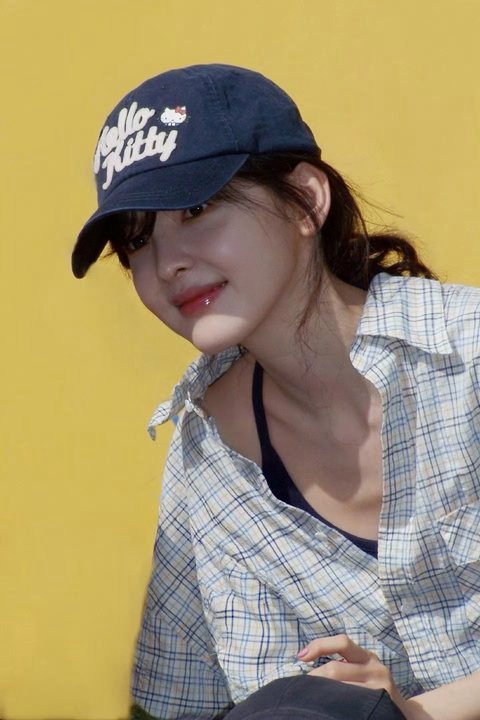 看着章若楠和广州塔的合拍，仿佛感受到了城市的活力与温柔，她的状态好到让人忍不住反