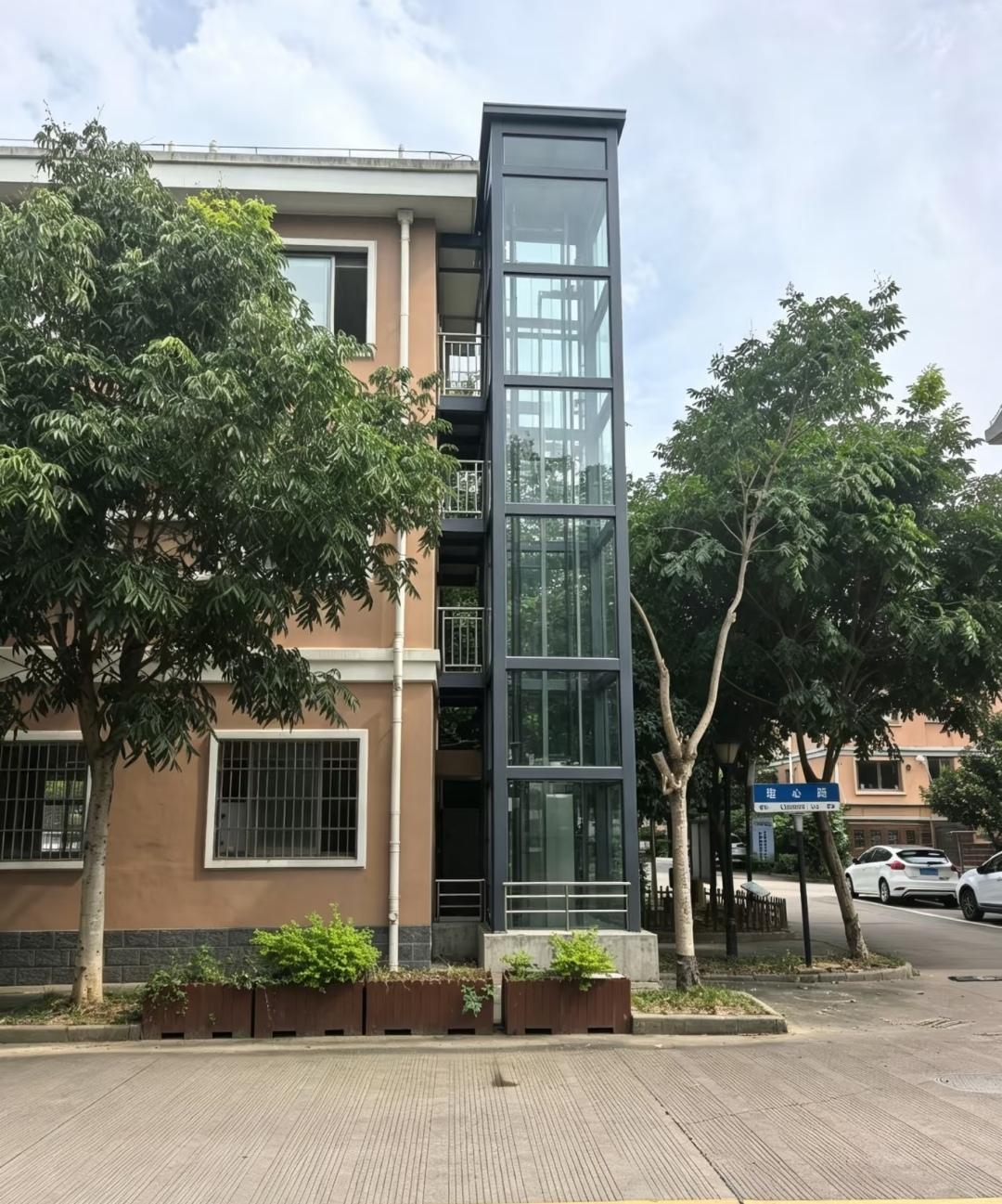 整栋楼张罗装电梯，我们二楼觉得用不上，没出钱。电梯装好那天我上去试了试，二楼按键