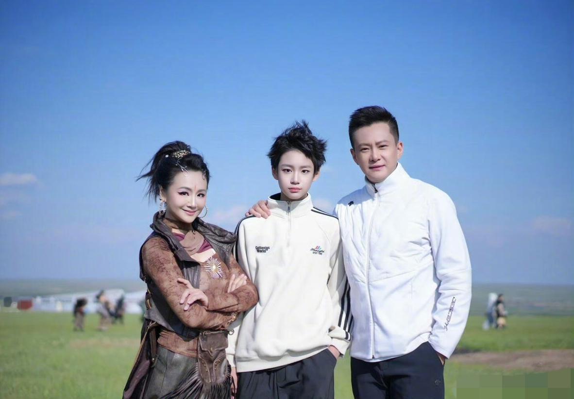 曹颖儿子长大了，14岁已经长这么高了，清秀帅气，网友喊话：千万别进娱乐圈！曹