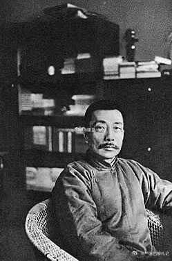 鲁迅先生浑身自带有一身正气鲁迅先生身上的文人风骨藏在字里行间。以笔作武器，不圆滑
