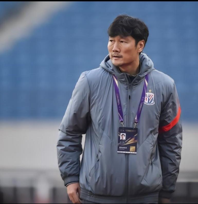 申花一线队教练组组长毛毅军出席了赛后新闻发布会，也是侃侃而谈。1.感谢球迷在