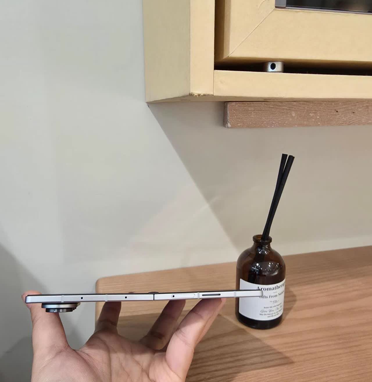 前段时间买的三星fold7到手咯，尊嘟满意，不仅机身薄，铰链也做到了升级，开合