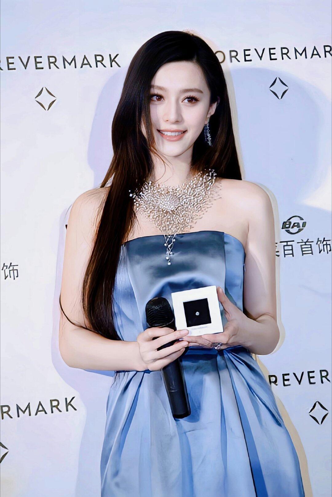 这珠宝繁复成这样都分不走一点注意力咋办还以为挂脖领