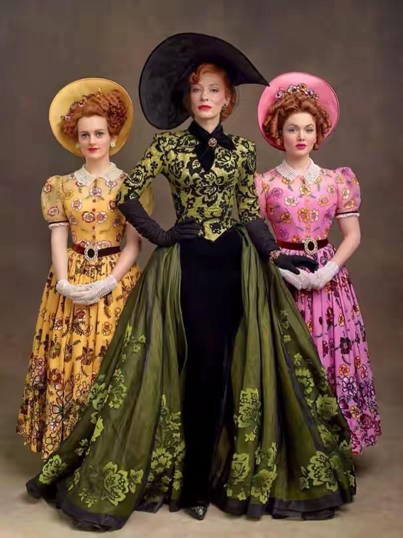 很多人说英国那俩公主长得像电影《灰姑娘》后妈的两个女儿。有图有真相，咱们对比一