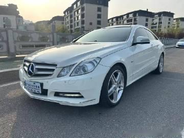 这辆开过的奔驰E350轿跑，车主路过，当年新车落地80多万，全车原版原...