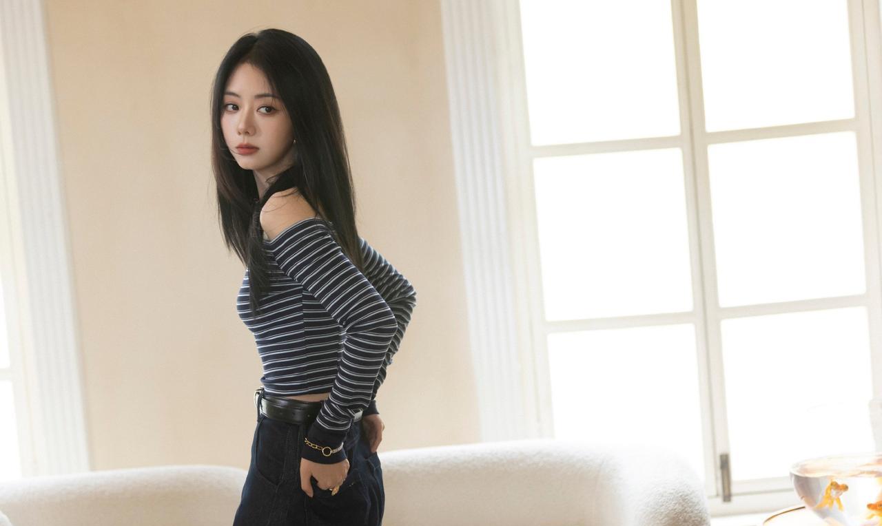 工作室小贴连放数张，谭松韵拍摄间隙的花絮图，两小姐好美好明媚，她有在发光，而且笑