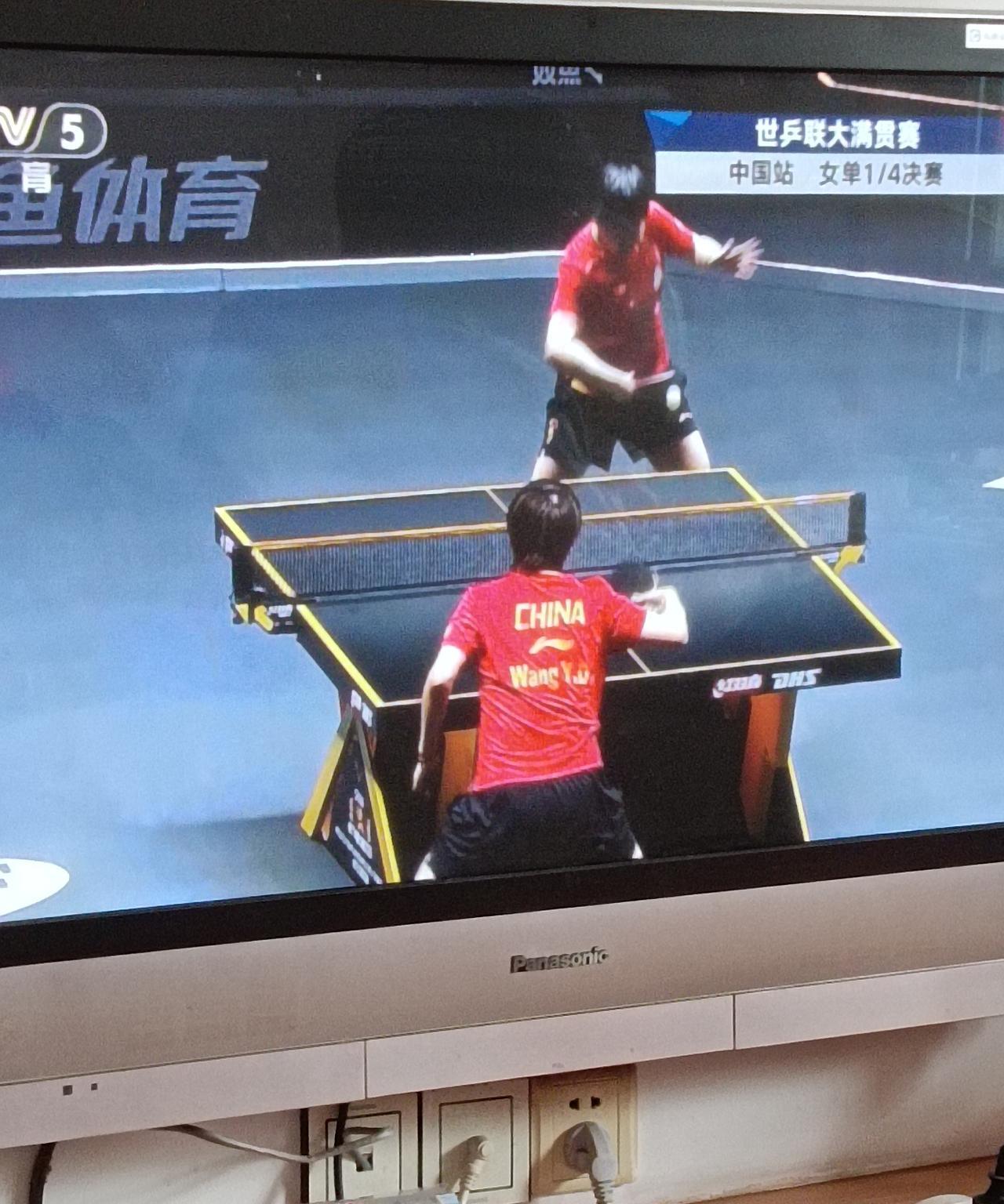 孙颖莎4：3艰难战胜队友王艺迪，晋级四强。孙颖莎依旧稳定输出，王艺迪同样献出精