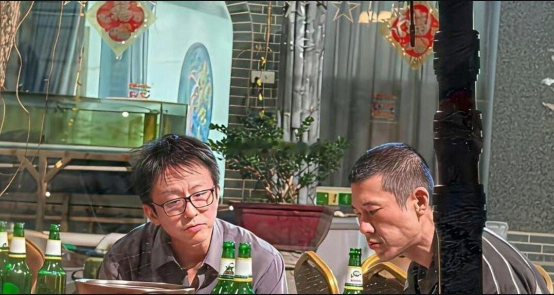 是我偶遇明星了？还是撞脸了，超哥没这么老吧，旁边喝酒的也好眼熟，也是像一名明星。