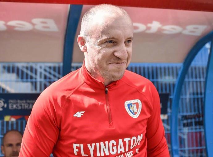 北京国安又准备换帅，据说看上了塞尔维亚的武科维奇。此人长期在华沙莱吉亚队工作，