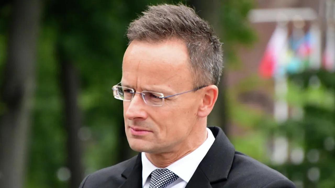 针对德国总理默茨批评欧尔班未经欧盟批准访问莫斯科的言论，匈牙利外长西雅尔多今天（