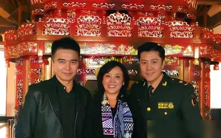 蔡国庆在节目里聊起70年代校园，说当年许亚军一张脸就能让整层女生宿舍沸腾，自己只