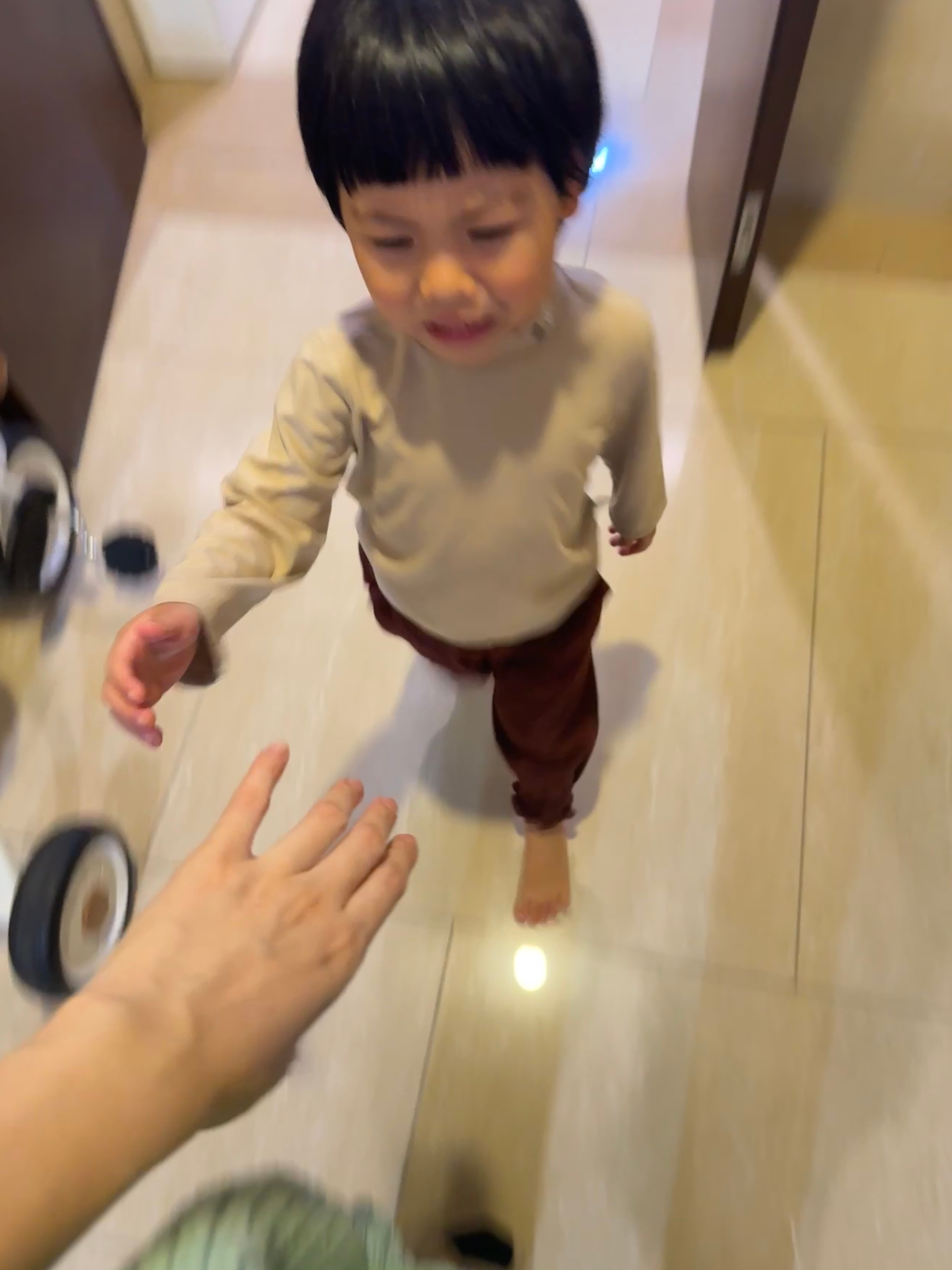 今天真的无语了不午睡也不让妈妈去上班好不容易出来了结果孩子光着脚追出来叫我不要走