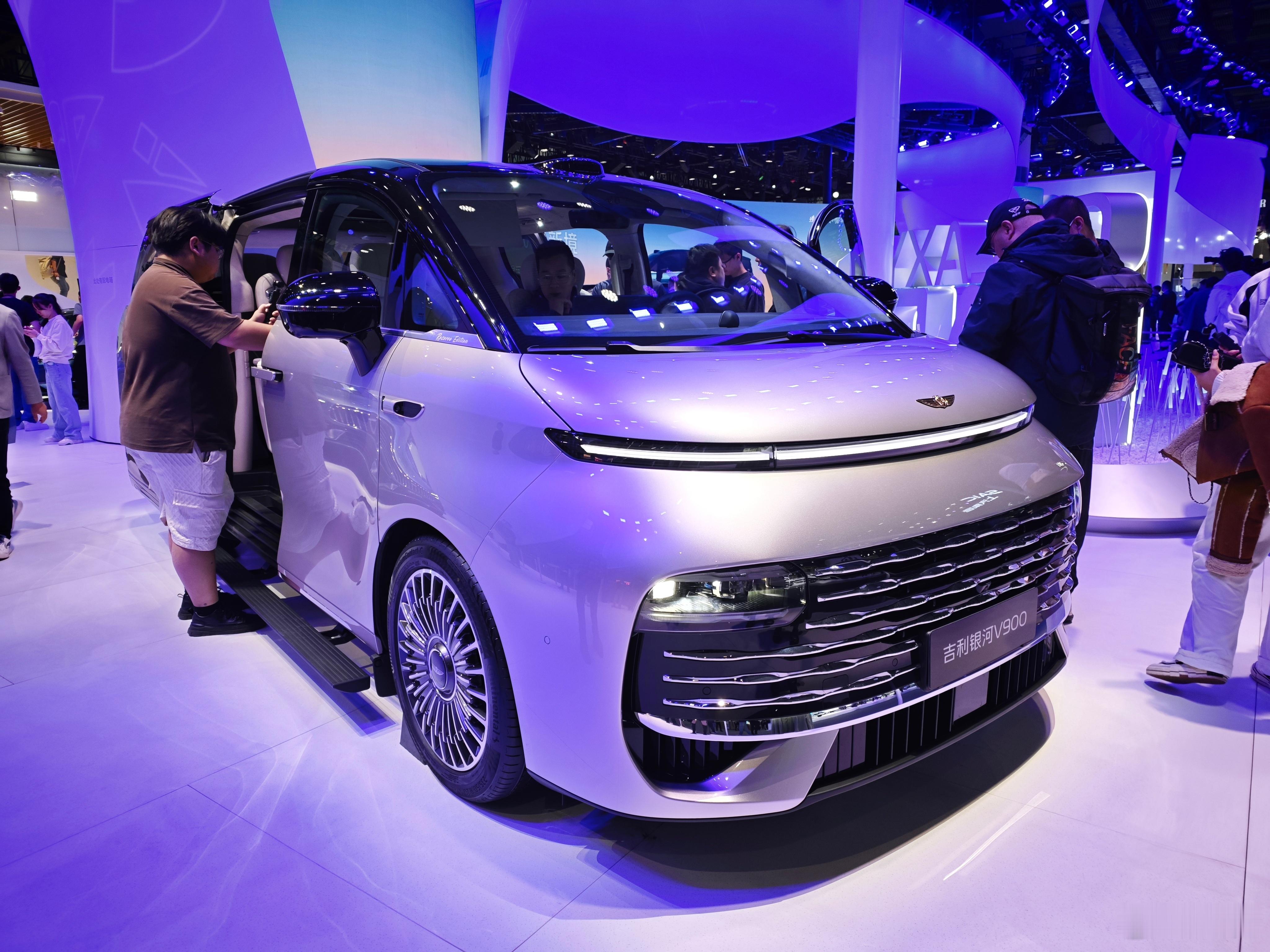 吉利银河首款MPV——吉利银河V900今天正式亮相官方把V900定位为“陆地游