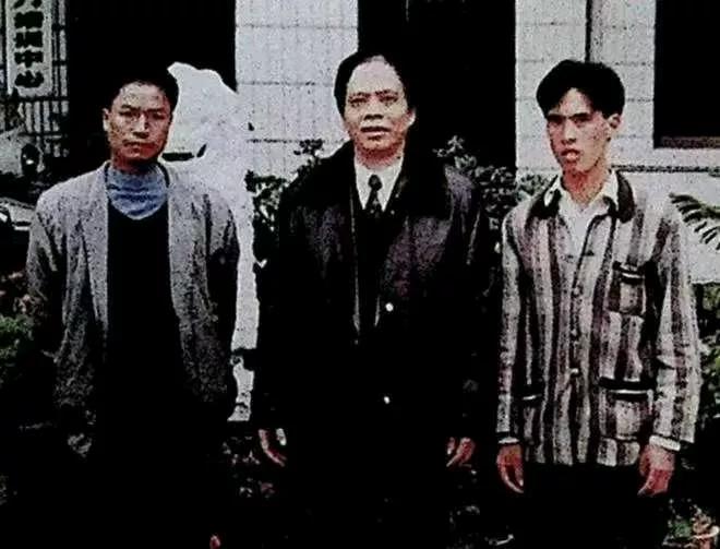 1996年，2名广西农民上山采药时迷路，兜兜转转找路过程中，突然发现迷雾深处