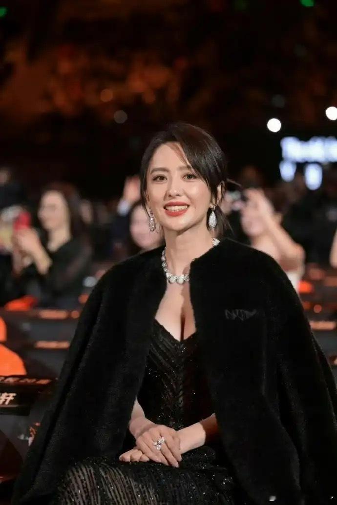 佟丽娅越来越丰满迷人了，皮肤又白又嫩，这状态绝了