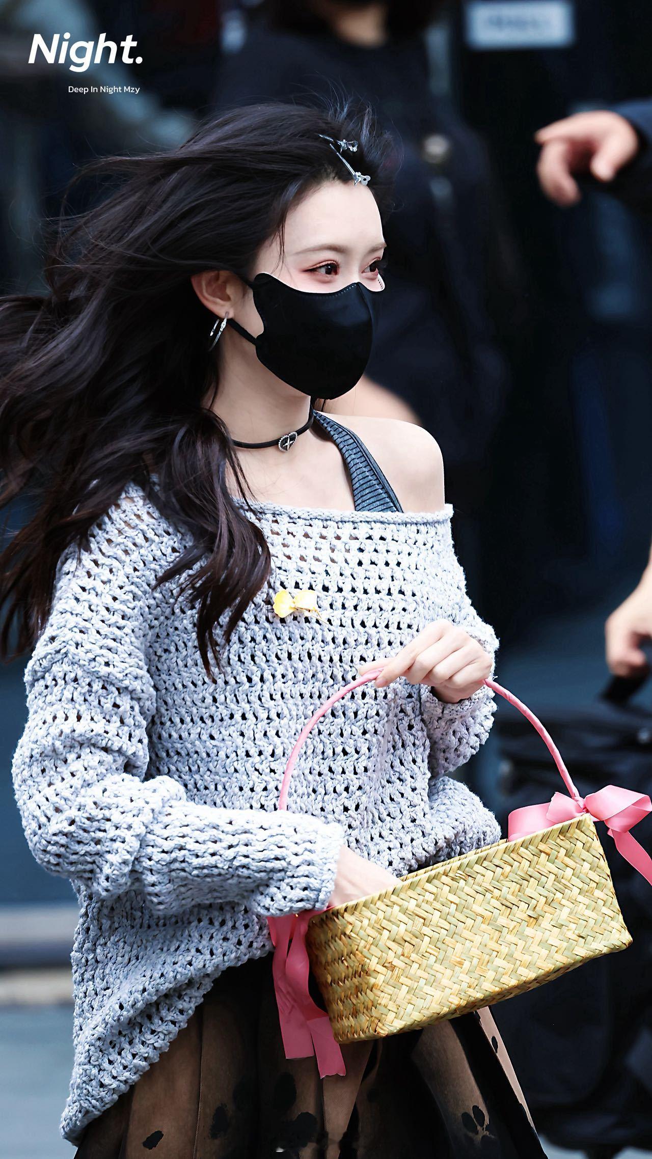 孟子义hi6上班发礼物孟子义这波剧宣太用心了，举牌打CALL加送专属香包，创意